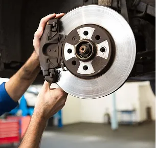 Des mains tenant un disque de frein de voiture et son étrier à Saint-Gilles dans le Gard 30