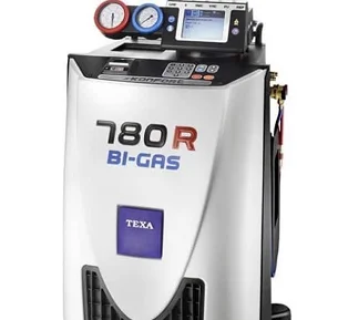 Mécanicien portant un gant, faisant rouler un pneu de voiture dans un garage avec une voiture sur cric à Saint-Gilles dans le Gard 30