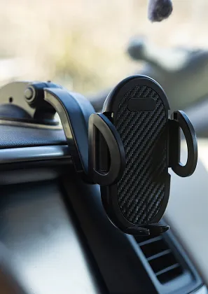Support de téléphone de voiture noir avec texture carbone sur le tableau de bord à Saint-Gilles dans le Gard 30